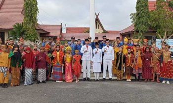 Peringatan upacara Hardiknas 2023 di halaman Disdik Kotim, Selasa, 2 Mei 2023