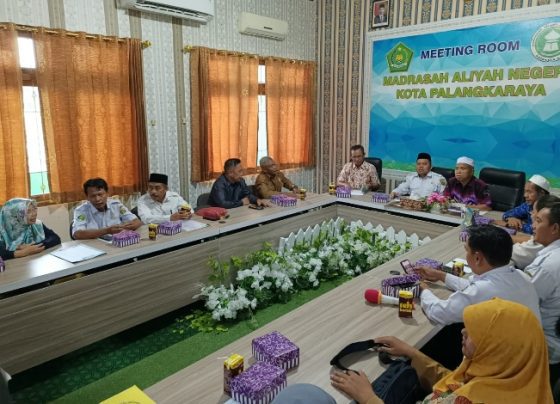 Pertemuan kepala madrasah dan pendidik oleh Pengurus Komite MAN Palangka di ruang pertemuan MAN Kota Palangka Raya, Selasa, 23 Mei 2023.