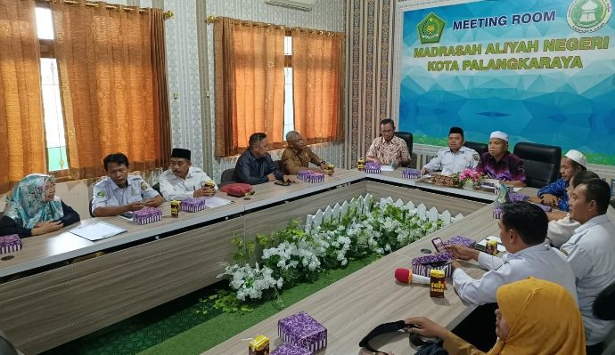 Pertemuan kepala madrasah dan pendidik oleh Pengurus Komite MAN Palangka di ruang pertemuan MAN Kota Palangka Raya, Selasa, 23 Mei 2023.