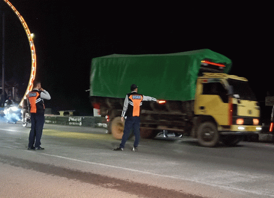 Petugas Dishub Kotim patroli angkutan berat di Terowongan Nur Mentaya.