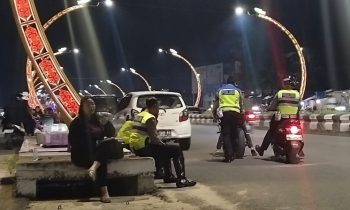 Petugas Satlantas Polres Kotim saat mengamankan sepeda motor yang tidak sesuai standar, Sabtu malam, 20 Mei 2023.