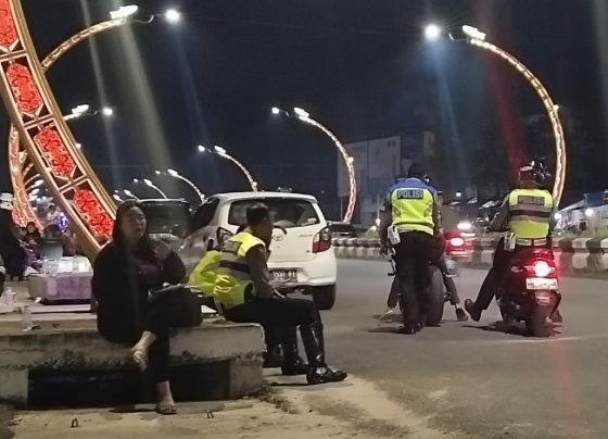 Petugas Satlantas Polres Kotim saat mengamankan sepeda motor yang tidak sesuai standar, Sabtu malam, 20 Mei 2023.