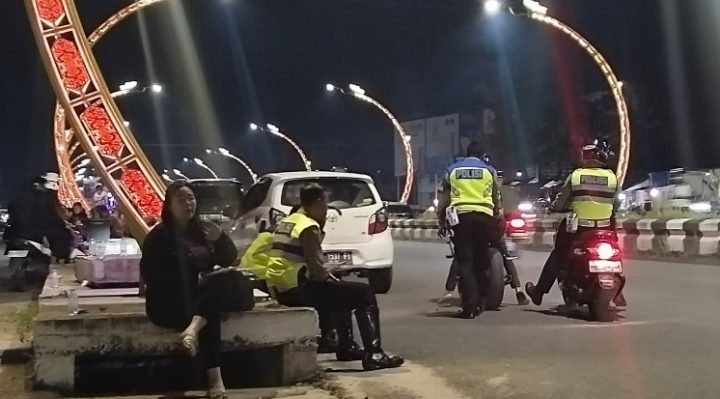 Petugas Satlantas Polres Kotim saat mengamankan sepeda motor yang tidak sesuai standar, Sabtu malam, 20 Mei 2023.