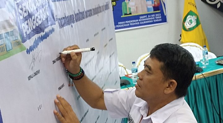 Plt Kadisdik Kotim, M. Irfansyah tanda tangan komitmen bersama, Kamis, 25 Mei 2023.