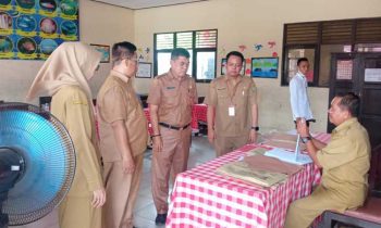 Plt Kadisdik Kotim, Muhammad Irfansyah memantau jalannya sumatif akhir di SDN 3 Baamang Tengah, Senin, 8 Mei 2023