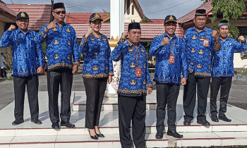 Plt Kadisdik Kotim, Muhammad Irfansyah tengah berfoto bersama jajarannya.
