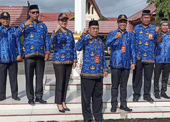 Plt Kadisdik Kotim, Muhammad Irfansyah tengah berfoto bersama jajarannya.