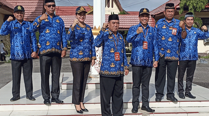 Plt Kadisdik Kotim, Muhammad Irfansyah tengah berfoto bersama jajarannya.