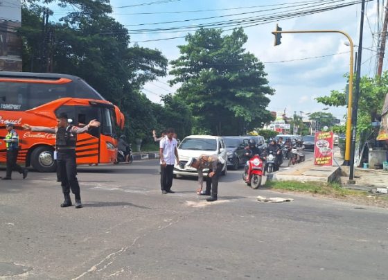 Polisi mengidentifikasi lokasi kecelakaan yang mengakibatkan seorang pengendara sepeda motor di Jalan Kapten Mulyono Sampit Rabu, 24 Mei 2023