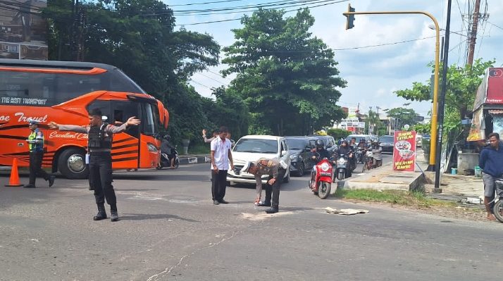 Polisi mengidentifikasi lokasi kecelakaan yang mengakibatkan seorang pengendara sepeda motor di Jalan Kapten Mulyono Sampit Rabu, 24 Mei 2023