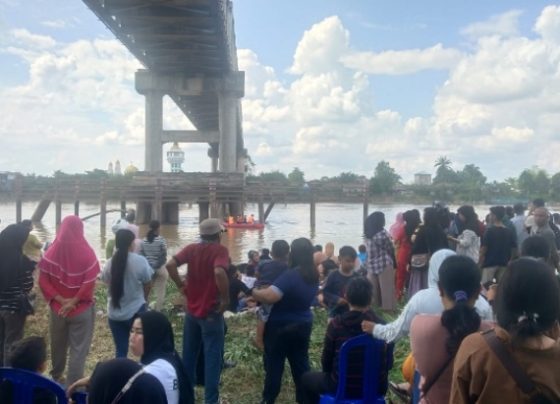 Puluhan warga bersama tim gabungan melakukan pencarian korban tenggelam di Sungai Katingan, Minggu, 28 Mei 2023.