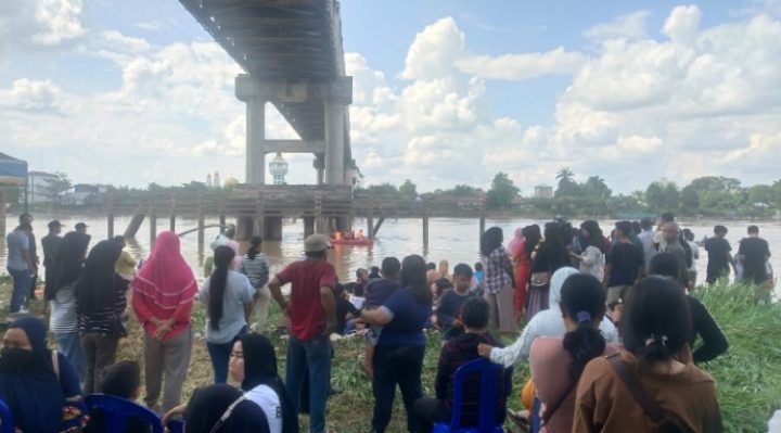 Puluhan warga bersama tim gabungan melakukan pencarian korban tenggelam di Sungai Katingan, Minggu, 28 Mei 2023.