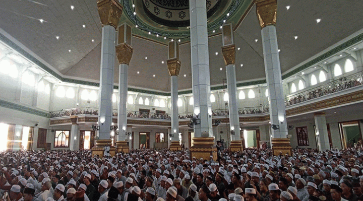 Ribuan jemaah menghadiri tabligh akbar Ustaz Abdul Somad di Masjid Al Hadi Sampit kawasan Islamic Center Kabupaten Kotawaringin Timur, Senin pagi ini, 22 Mei 2023.