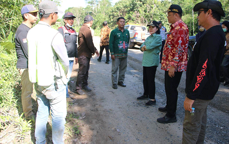 Taty Narang Tingkatkan Jalan Hingga ke Dusun