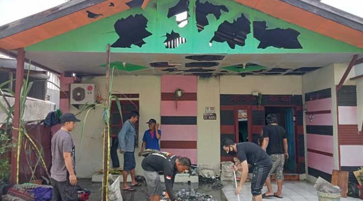 Rumah Rudi yang terbakar bertepatan dengan acara 7 bulanan kehamilan istrinya, Sabtu siang, 6 Mei 2023.