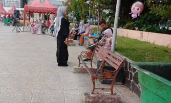 Salah satu kursi di kawasan Ikon Jelawat tampak rusak dan tak tersentuk perbaikan.