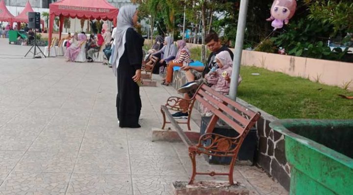 Salah satu kursi di kawasan Ikon Jelawat tampak rusak dan tak tersentuk perbaikan.