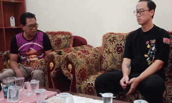 Sekretaris Camat Mentawa Baru Ketapang, Irfansyah dan Wakil Direktur Developer Perumahan Graha Pramuka, Surya saat melakukan mediasi, Jumat, 5 Mei 2023.