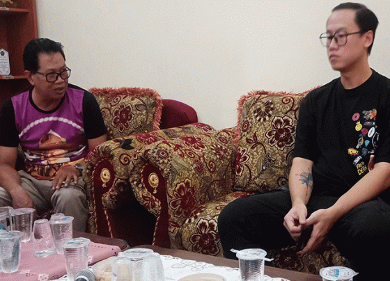 Sekretaris Camat Mentawa Baru Ketapang, Irfansyah dan Wakil Direktur Developer Perumahan Graha Pramuka, Surya saat melakukan mediasi, Jumat, 5 Mei 2023.