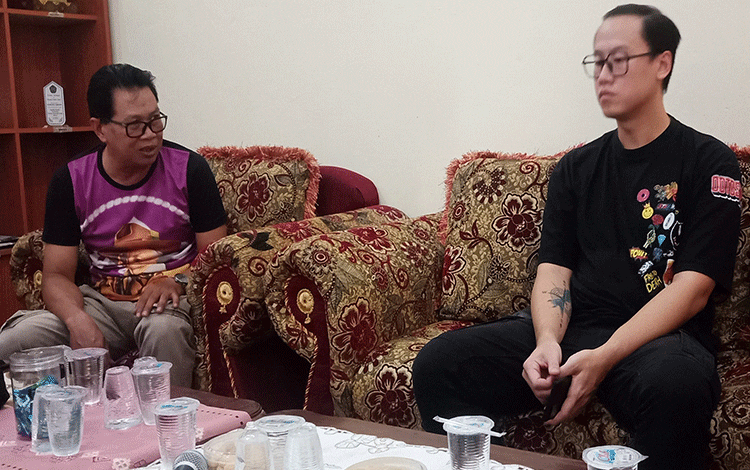 Pengembang Biarkan Jalan Rusak, Warga Perumahan Graha Pramuka Ngadu ke Kelurahan
