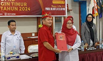Sekretaris DPC PDIP Kotim, Alexius Esliter menyerahkan dokumen pendaftaran Bacaleg, Kamis, 11 Mei 2023