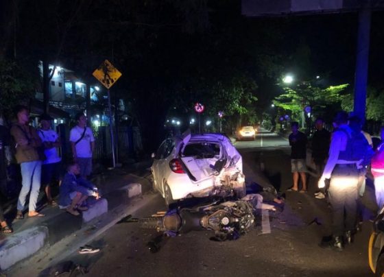 Sepeda motor dan mobil yang terlibat kecelakaan di Jalan Achmad Yani pada Minggu dini hari, 7 April 2023.