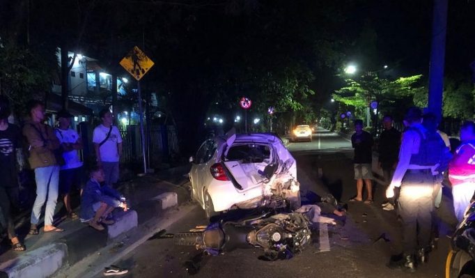 Sepeda motor dan mobil yang terlibat kecelakaan di Jalan Achmad Yani pada Minggu dini hari, 7 April 2023.