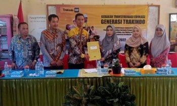 Serah terima MoU Adiwiyata SDN 4 Ketapang dengan SDIT Al Madaniyah Samuda sebagai sekolah binaan, Jumat, 12 Mei 2023.