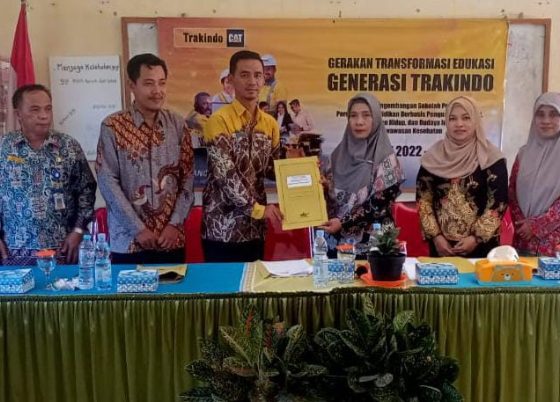 Serah terima MoU Adiwiyata SDN 4 Ketapang dengan SDIT Al Madaniyah Samuda sebagai sekolah binaan, Jumat, 12 Mei 2023.