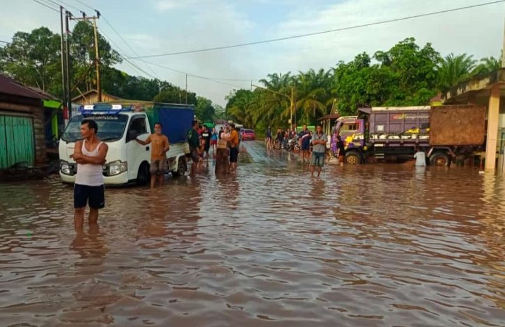 Jalan Trans Kalimantan Simpang Selucing Terendam Banjir, Lalu Lintas Kendaraan Sempat Terputus
