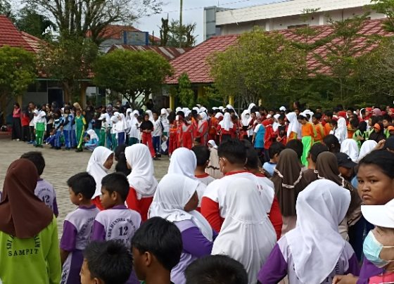 Siswa SD di Kotim berbaris mengikuti sebuah apel kegiatan tingkat kecamatan.