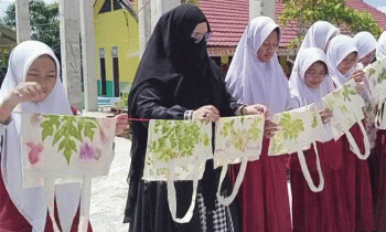 Siswa SDN 4 Ketapang belajar membatik dengan teknik ecoprinting, Rabu, 17 Mei 2023.