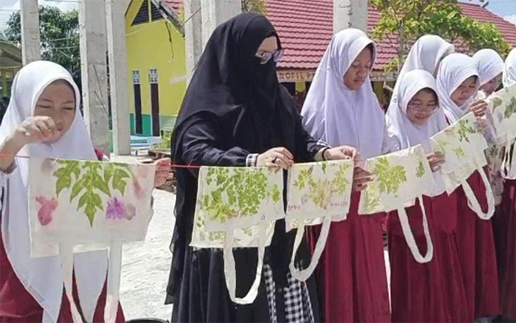 SDN 4 Ketapang Ajarkan Siswa Membatik dengan Teknik Ecoprint