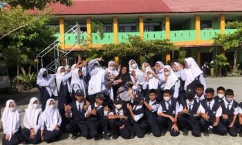 Siswa SMP Negeri di Kotim berfoto bersama dalam sebuah kesempatan.