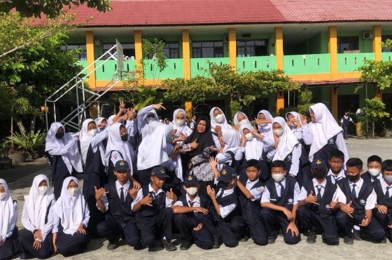 Siswa SMP Negeri di Kotim berfoto bersama dalam sebuah kesempatan.