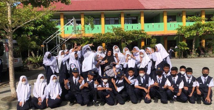 Siswa SMP Negeri di Kotim berfoto bersama dalam sebuah kesempatan.