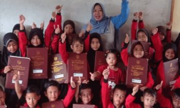 Siswa salah satu SD Negeri di Kotim usai bagi rapor.