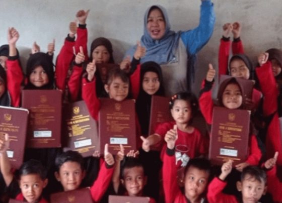 Siswa salah satu SD Negeri di Kotim usai bagi rapor.