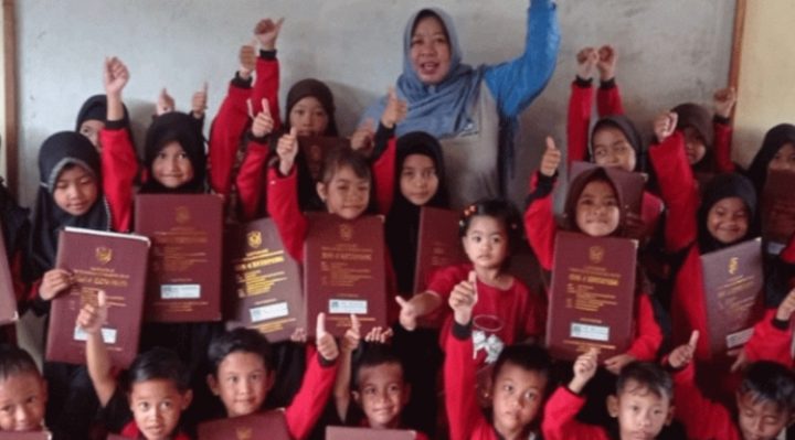 Siswa salah satu SD Negeri di Kotim usai bagi rapor.