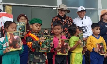 Siswa siswi Kotim mendapatkan buku pemahaman pelestarian orangutan pada Hardiknas 2023 di Citimall Sampit, Minggu, 14 Mei 2023.