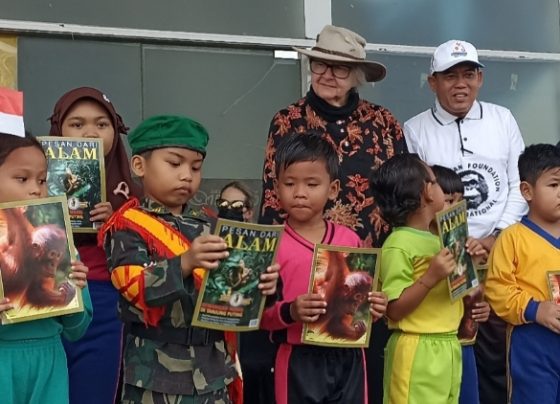 Siswa siswi Kotim mendapatkan buku pemahaman pelestarian orangutan pada Hardiknas 2023 di Citimall Sampit, Minggu, 14 Mei 2023.