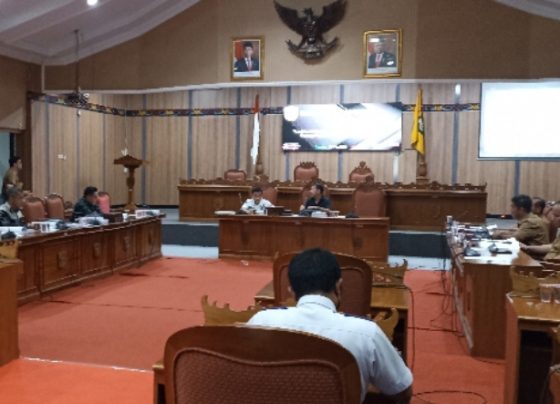 Suasana rapat Bapemperda DPRD Kotim membahas Ranperda Perubahan Ketiga Perda No. 9 Tahun 2016, Senin, 8 Mei 2023