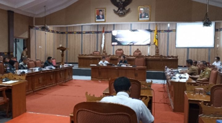 Suasana rapat Bapemperda DPRD Kotim membahas Ranperda Perubahan Ketiga Perda No. 9 Tahun 2016, Senin, 8 Mei 2023