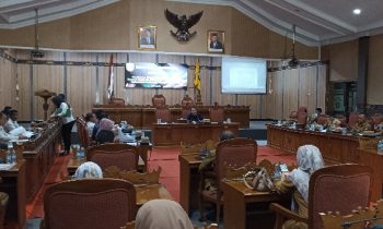 Suasana rapat Bapemperda DPRD Kotim membahas Ranperda Perubahan Ketiga Perda No. 9 Tahun 2016, Senin, 8 Mei 2023.