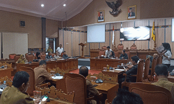 Suasana rapat kerja Tim Anggaran terkait keuangan daerah yang diskors sampai Sekda Kotim Fajrurrahman dan Ketua BKD Kotim hadir, Senin, 15 Mei 2023.