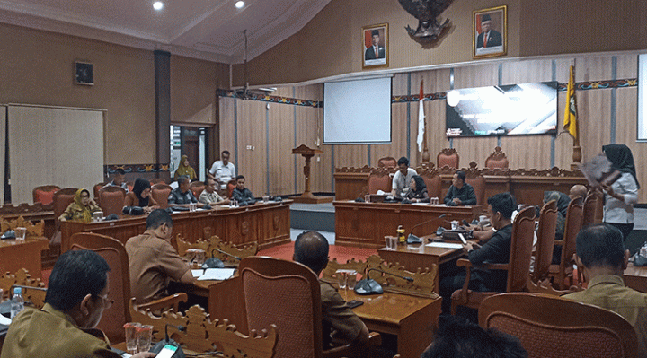 Suasana rapat kerja Tim Anggaran terkait keuangan daerah yang diskors sampai Sekda Kotim Fajrurrahman dan Ketua BKD Kotim hadir, Senin, 15 Mei 2023.