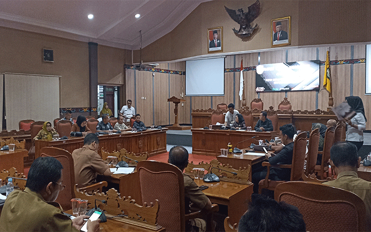 Sekda Kotim Belum Hadir, DPRD Skors Rapat Kerja Tim Anggaran