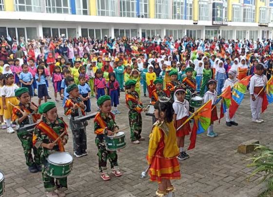 Suasana senam pagi Pelajar Profil Pancasila sebagai rangkaian peringatan Hardiknas 2023 di Citimall Sampit, Minggu, 14 Mei 2023