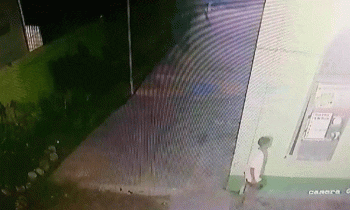 Tangkapan layar seorang remaja memperlihatkan aksi pencurian timbangan daging milik masjid.