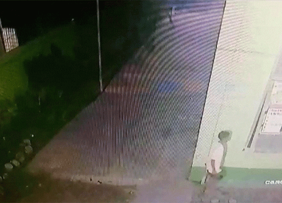 Tangkapan layar seorang remaja memperlihatkan aksi pencurian timbangan daging milik masjid.
